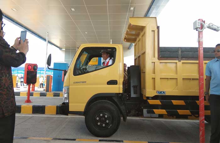 Presiden Jokowi saat mencoba tol Ngawi-Kertosono menggunakan truk.