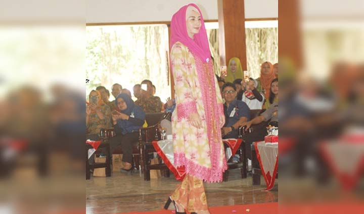 Novita Nur Arifin saat memperagakan diri sebagai peragawati di acara launching dan Fashion Batik Sibori. foto: HERMAN/ BANGSAONLINE