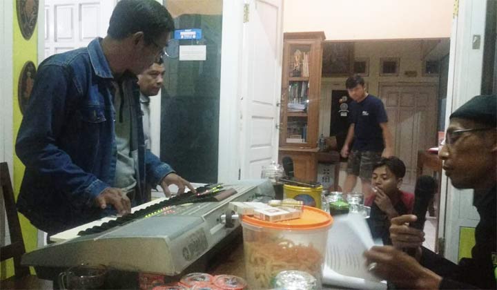 Susanto saat memainkan organ di kediaman Damhudi, mantan Ketua KPU Pacitan. foto: YUNIARDI SUTONDO/ BANGSAONLINE