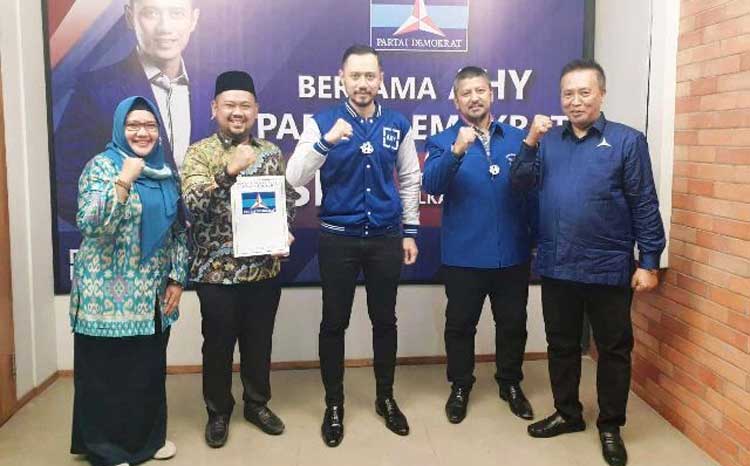 Gus Yani dan Aminatun Habibah (Niat) bersama Ketum DPP PD AHY, Ketua PD Gresik Eddy Santoso, dan Ketua Demokrat Jatim Renville Antonio saat penyerahan rekom, beberapa waktu lalu. foto: ist.
