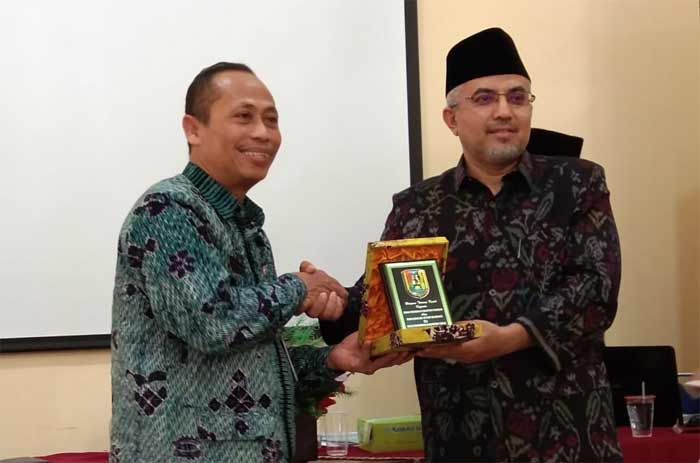 Wakil Ketua Dewan Pendidikan Tuban M. Syaichon memberikan cinderamata kepada Ketua Dewan Pendidikan Pasuruan, Zainal Abidin.