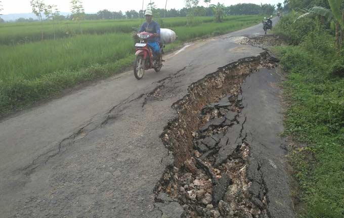 Kondisi jalan poros kecamatan Senori yang ambles. foto: AHMAD/ BANGSAONLINE