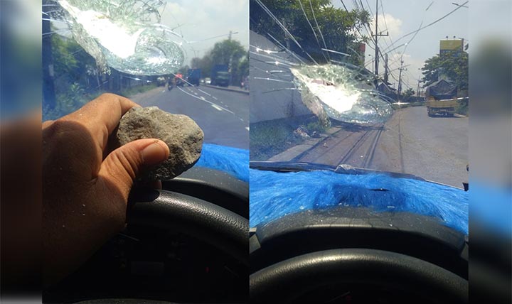 Kondisi kaca mobil yang menjadi korban pelemparan batu tampak pecah.