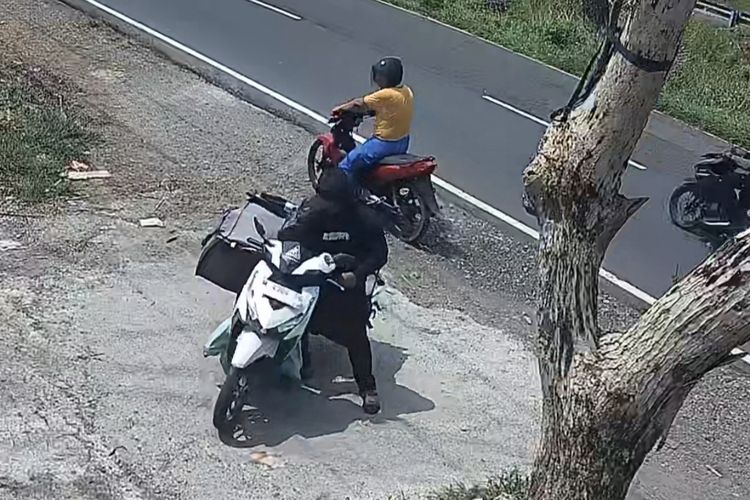 Tangkapan layar CCTV saat pelaku curanmor menggasak motor korban
