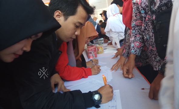 Pencari kerja melakukan pengisian data di panitia job market fair. (yudi)