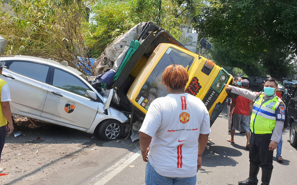 Kondisi truk dan taksi usai terlibat kecelakaan di Jalan Raya Letjend Sutoyo, Medaeng, Kecamatan Waru, Sidoarjo, Kamis (30/9).