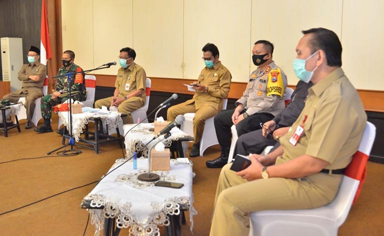 Pj. Sekda Gresik Abimanyu Poncoatmojo Iswinarno (paling kanan) bersama Bupati Sambari Halim Radianto dan Forkopimda saat rapat penanganan Covid-19, Kamis (07/01). foto: SYUHUD/ BANGSAONLINE