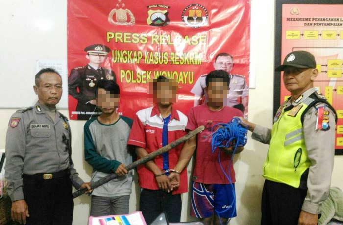 Tiga pemuda yang nekat mencuri tiang telkom saat di kantor Polsek Wonoayu, Sidoarjo.