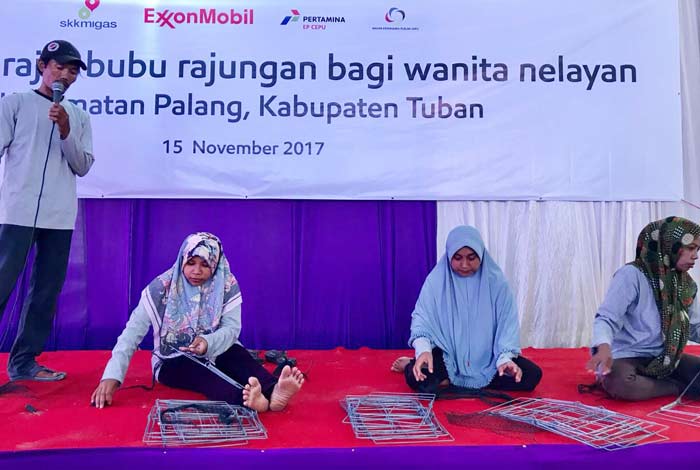 Istri para nelayan saat mempraktekkan cara membuat alat tangkap rajungan.