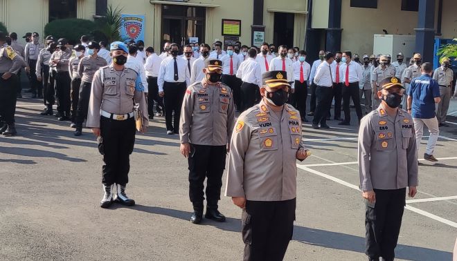 Kapolres Kediri Kota AKBP Wahyudi (depan kiri) dan mantan Kapolres Kediri Kota AKBP Eko Prasetyo (depan kanan), ketika akan meninggalkan lapangan di Mapolres Kediri tempat apel. foto: Muji Harjita/ BANGSAONLINE.com