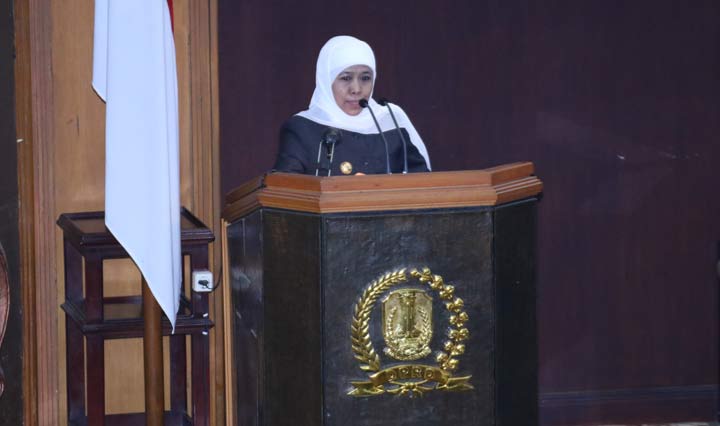 Gubernur Jatim Khofifah Indar Parawansa saat membacakan jawaban eksekutif atas pemandangan umum Fraksi-Fraksi dalam paripurna Raperda RPJMD 2019-2024. foto: ist