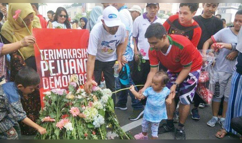 Ungkapan belasungkawa para rakyat untuk petugas KPPS yang gugur saat Pemilu 2019. foto: JESSI CARINA/ KOMPAS.com
