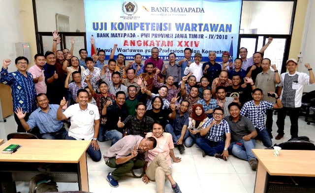 Para peserta UKW PWI Jatim ke-24 foto bersama usai penutupan acara yang berlangsung dua hari di gedung PWI Jatim, Jalan Taman Apsari, Minggu (23/9).