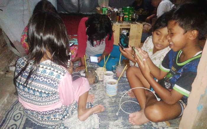 5 Bocah SD Manfaatkan Garasi Usang Jadi Tempat Belajar dan Bermain Gadget