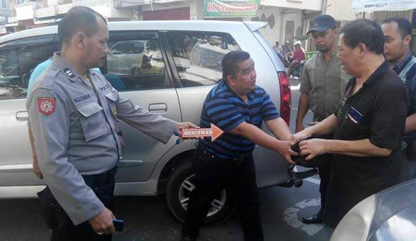 BERI KETERANGAN: Seorang saksi mata menggambarkan aksi perampokan, di Jl Majapahit, Kota Mojokerto. foto: gunadi/ BANGSAONLINE