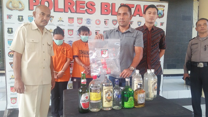 Kapolres Blitar AKBP Anisullah M Ridha saat menunjukkan barang bukti berupa miras oplosan.