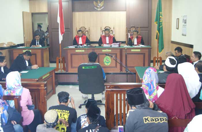 Suasana sidang putusan tiga aktivis penolak revitalisasi Alun-alun Gresik. foto: SYUHUD/ BANGSAONLINE