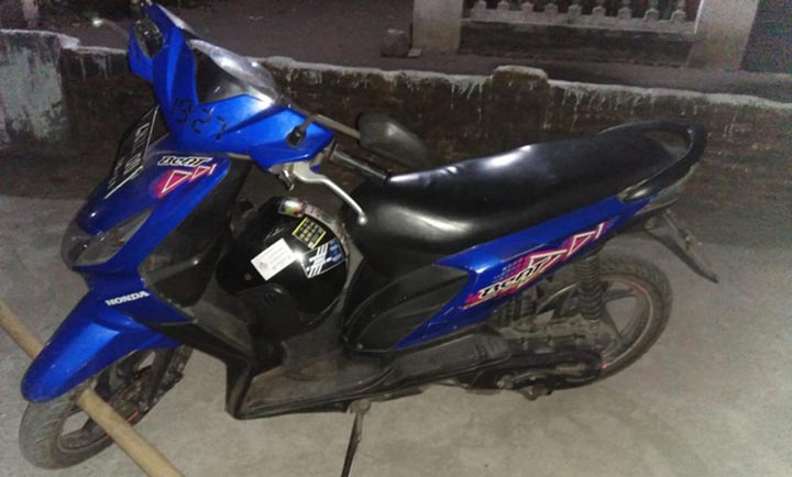 Sebuah motor Honda Beat nopol W 4824 OU misterius yang ditinggal pemiliknya di perkebunan.