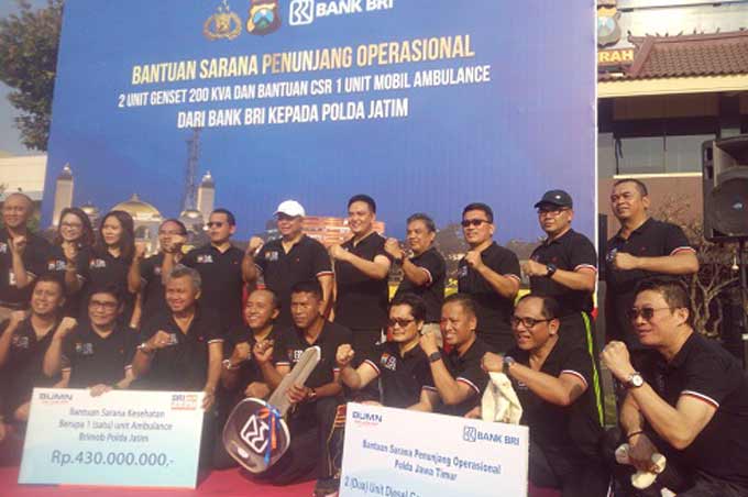 Bantuan CSR BRI pada Polda Jatim berupa ambulan dan 2 genset langsung diterima oleh Kapolda Jatim.