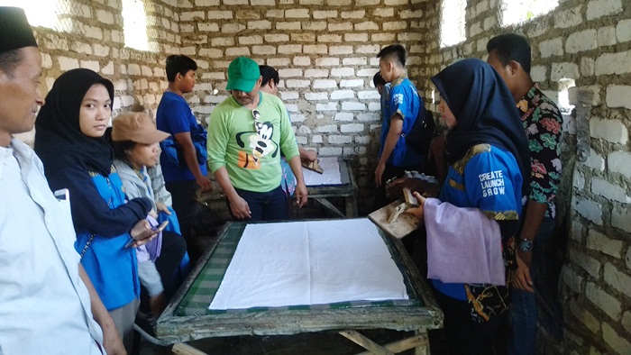 Para mahasiswa belajar langsung cara pembuatan batik di Desa Klampar, Pamekasan.