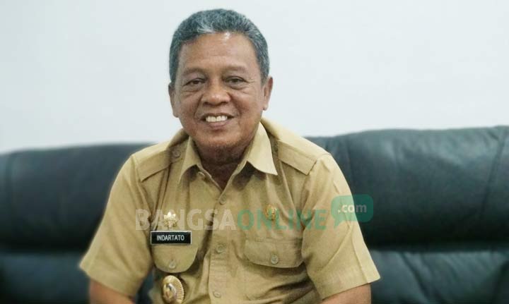Bupati Pacitan Indartato saat diwawancarai BANGSAONLINE.com, Senin (2/9). foto: YUNIARDI SUTONDO/ BANGSAONLINE