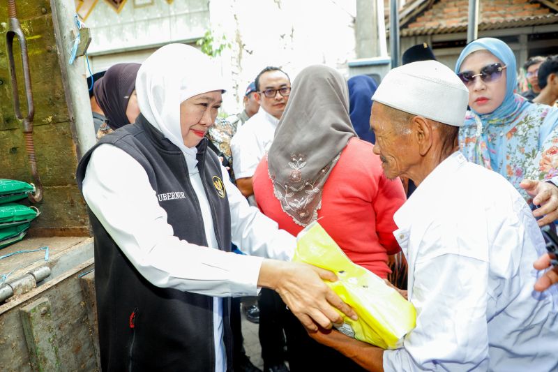 Tinjau Pasar Pangan Murah di Bulak Banteng, Gubernur Jatim Salurkan Bantuan Sembako dan Zakat