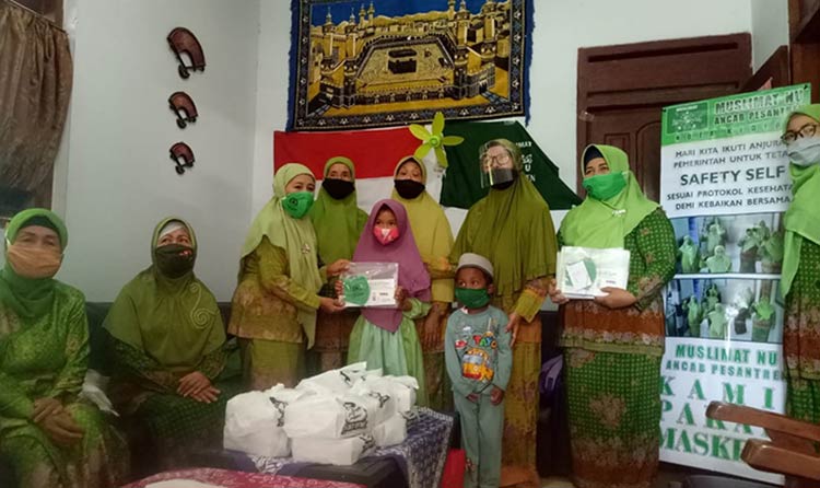 Cegah Covid-19, PAC Muslimat NU Pesantren Kota Kediri Bagikan 1.000 Masker
