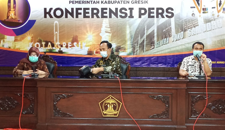 Tim Satgas Pencegahan Covid-19 Gresik saat memberikan keterangan pers, Sabtu (28/3). foto: SYUHUD/ BANGSAONLINE
