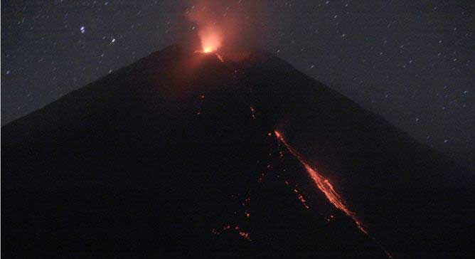 Gunung Semeru Terus Muntahkan Lava Pijar