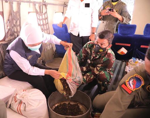 Gubernur Jawa Timur Khofifah Indar Parawansa dalam acara penyebaran benih melalui udara (Aeroseeding) BPBD Jatim bersama Lanud Abd. Saleh di Lanud Abd. Saleh, Kabupaten Malang, Rabu (16/12). foto: ist