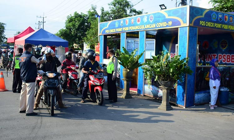 Jumlah pengendara yang mendapatkan sanksi teguran selama penerapan PSBB terus berkurang.