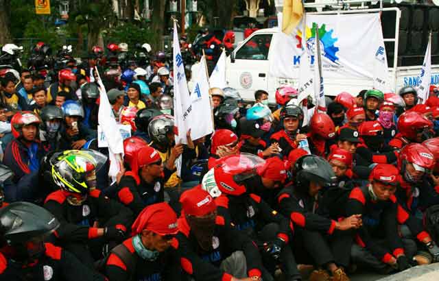 Karyawan korban PHK PT Smelting ketika demo di DPRD Gresik. foto: SYUHUD/ BANGSAONLINE.