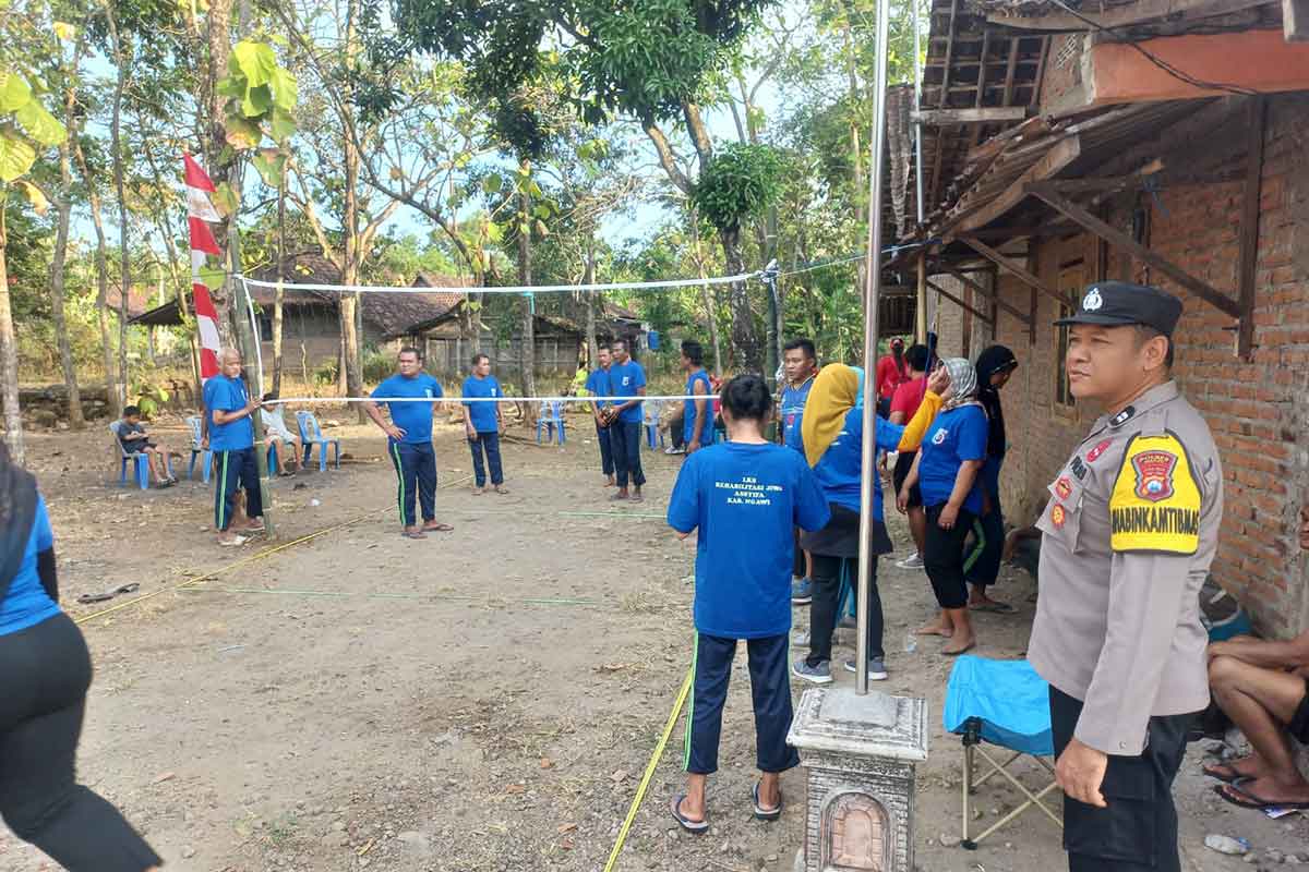 Anggota Polsek Ngrambe bersama pasien Panti rehabilitasi jiwa