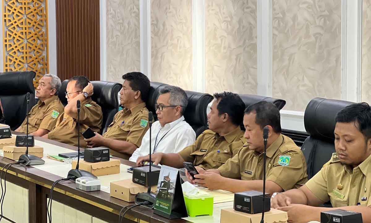 Kepala Kantah Kabupaten Pasuruan saat menghadiri RDP atau rapat dengar pendapat di kantor dewan.