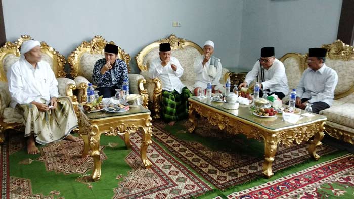 Emil Disambut Hangat Santri dan Kiai di Pamekasan
