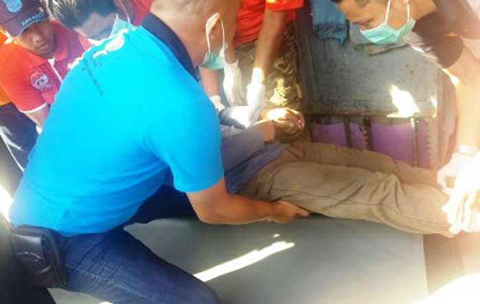 Jenazah Oktaria Yuda Pratama (27) dievakuasi petugas dari Lapas Kelas II A Pamekasan.