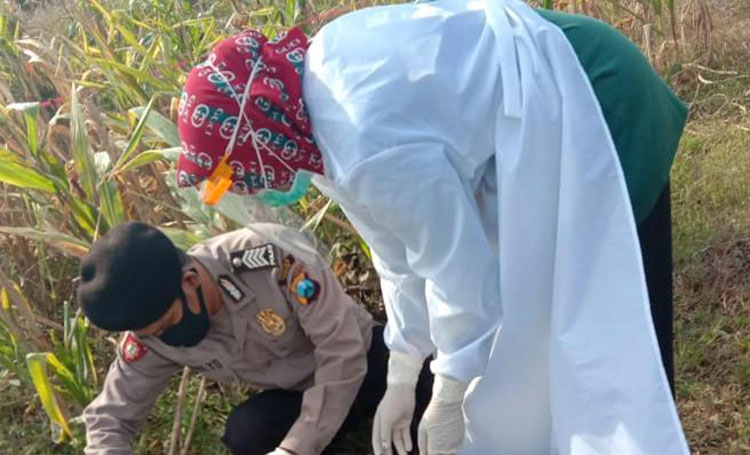 Petugas dari Polsek Kerek bersama tim medis setempat saat berada di lokasi yang dimaksud untuk melakukan evakuasi dan olah TKP (tempat kejadian perkara).