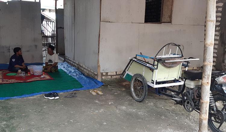 Kediaman tukang becak, Holili Addrae Sai saat ditemui. Foto : Mutammim/BANGSAONLINE.com