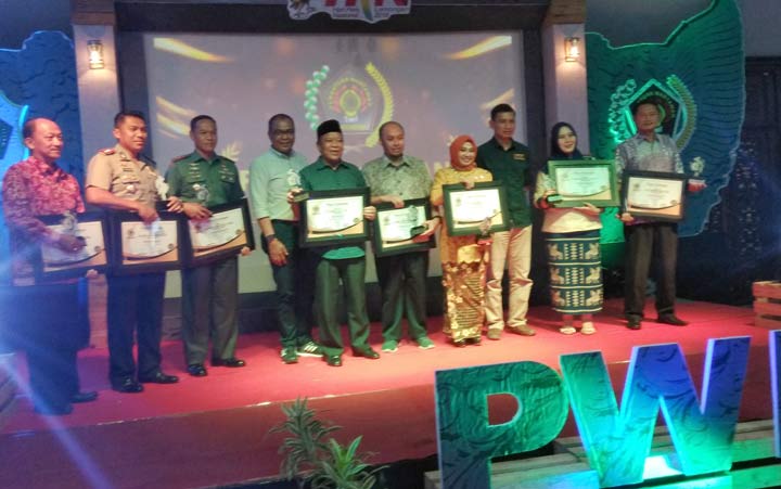 Ketua PWI Jatim Ahmad Munir bersama penerima penghargaan PWI Lamongan Award.
