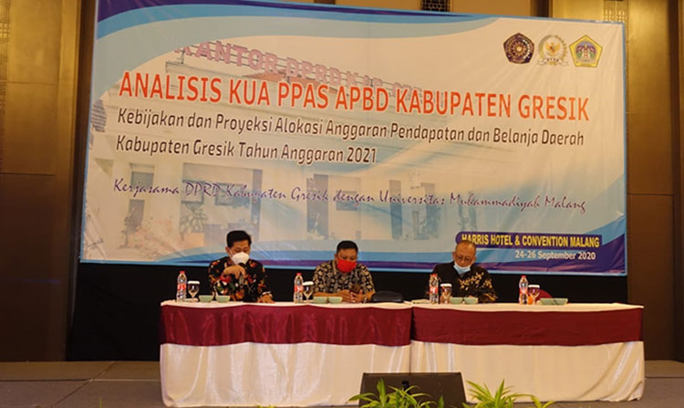 Pimpinan DPRD Gresik bersama tenaga ahli saat bedah KUA PPAS 2021. (foto: SYUHUD/ BANGSAONLINE)