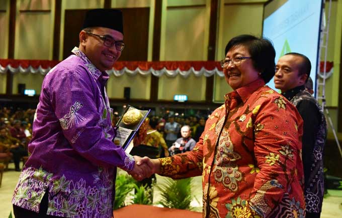 Wakil Bupati Timbul Prihanjoko saat menerima Piala Adipura dari Menteri LHK, Siti Nurbaya.