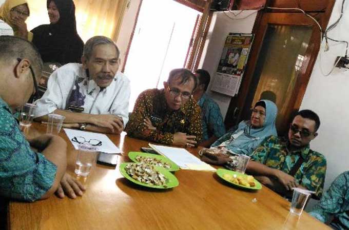 Kadinsos Gresik, Sentot Supriyohadi (dua dari kiri) saat menemui para penyandang tuna netra. foto: SYUHUD/ BANGSAONLINE
