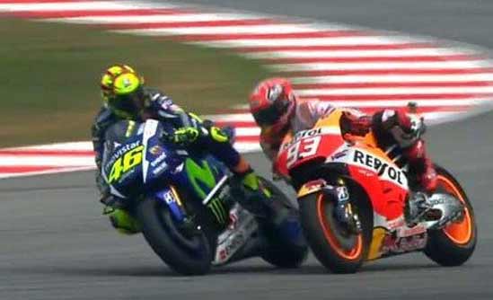 KONTROVERSI: Detik-detik jelang Marquez 'dijatuhkan' oleh Rossi. foto: crash
