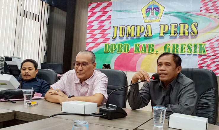 Pimpinan Komisi IV DPRD Gresik ketika memberikan keterangan pers terkait belum terbitnya Perbup DD, Senin (9/3). foto: SYUHUD/ BANGSAONLINE