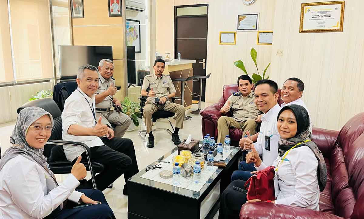 Jajaran Kantah Kabupaten Pasuruan bersama PLN UP3 Malang.