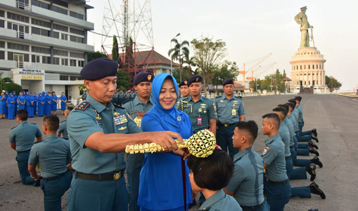 Pangkoarmada II Laksda TNI Heru Kusmanto didampingi Ketua Daerah Jalasenastri Armada II Ny. Yayuk Heru Kusmanto memberikan Tirta Amertha Putera Samudera Dewa Ruci berupa segayung air kembang kepada setiap paja.
