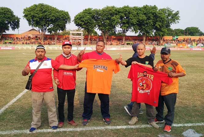 Ikrar Persaudaraan, Korlap Suporter Persekabpas dan Deltras Tukar Kaos