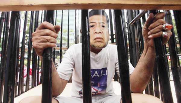 Aksi teatrikal massa dari Komite Penyelamat Nawacita saat berunjuk rasa menuntut Setya Novanto dan Riza Chalid ditangkap di depan Gedung KPK, Jakarta, Selasa (15/12). foto: tempo.co