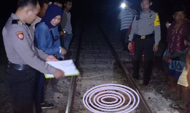 Tubuh korban yang tercecer dievakuasi petugas.