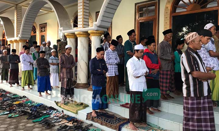 Warga muslim di Desa Suger, Kecamatan Jelbuk, Kabupaten Jember, Selasa pagi (4/6), sudah melaksanakan Salat Id.